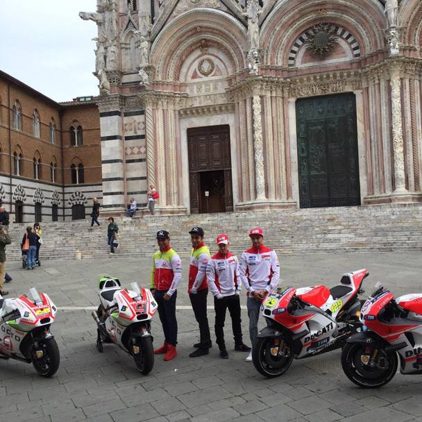 Le Ducati Pramac e ufficiali coi loro piloti davanti al Duomo di Siena